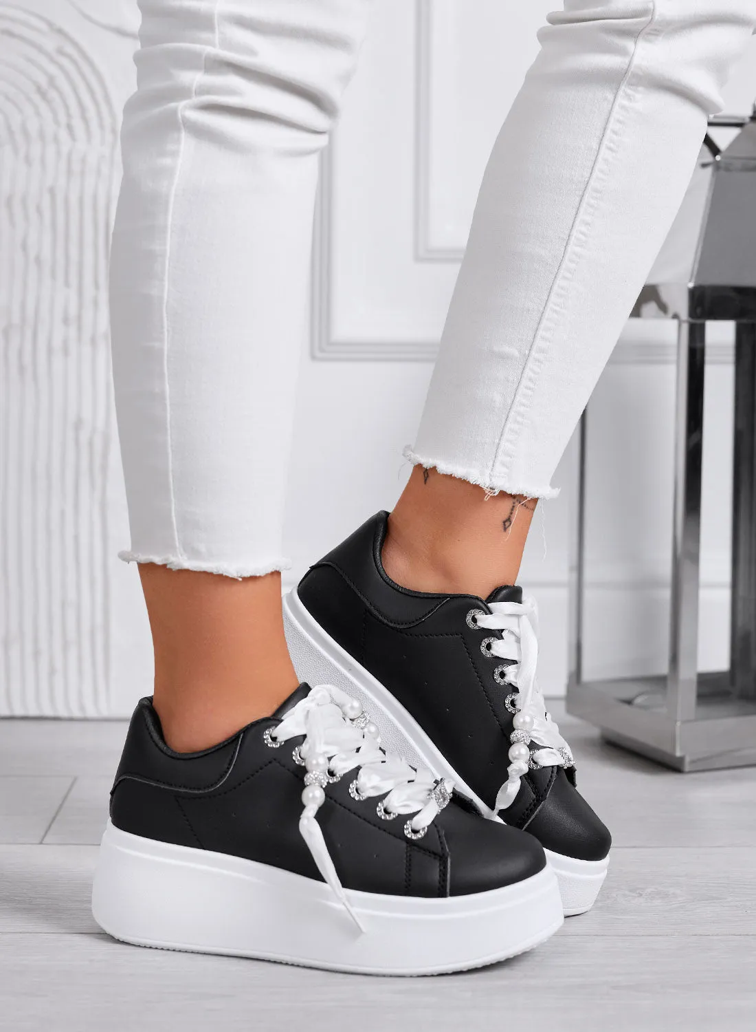 CARTER - Sneakers Platform Nere con Lacci in Raso e Perle