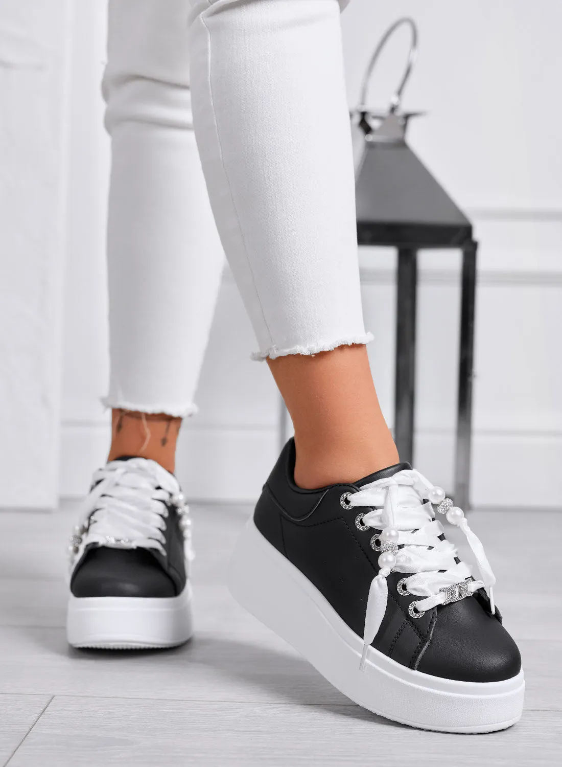 CARTER - Sneakers Platform Nere con Lacci in Raso e Perle