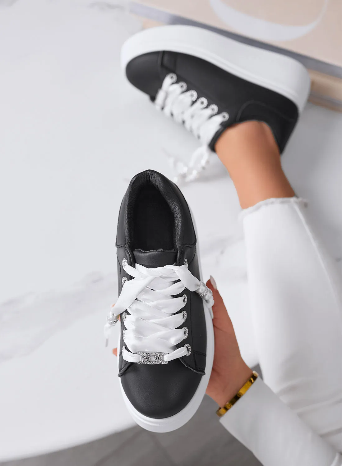 CARTER - Sneakers Platform Nere con Lacci in Raso e Perle