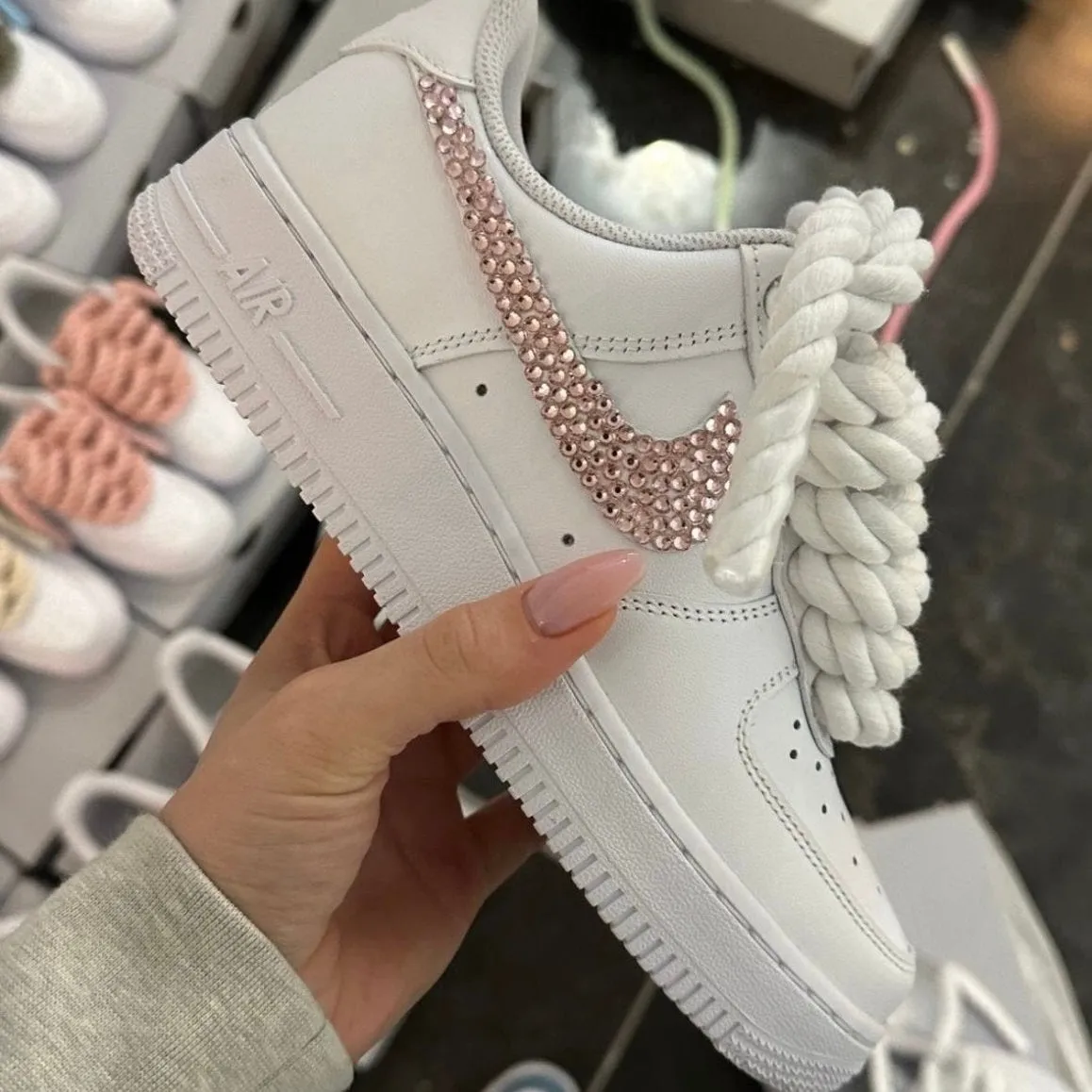 Custom Nike AIR Force 1 Sneaker - Rope Schnürsenkel Weiß   Pink Strasssteine