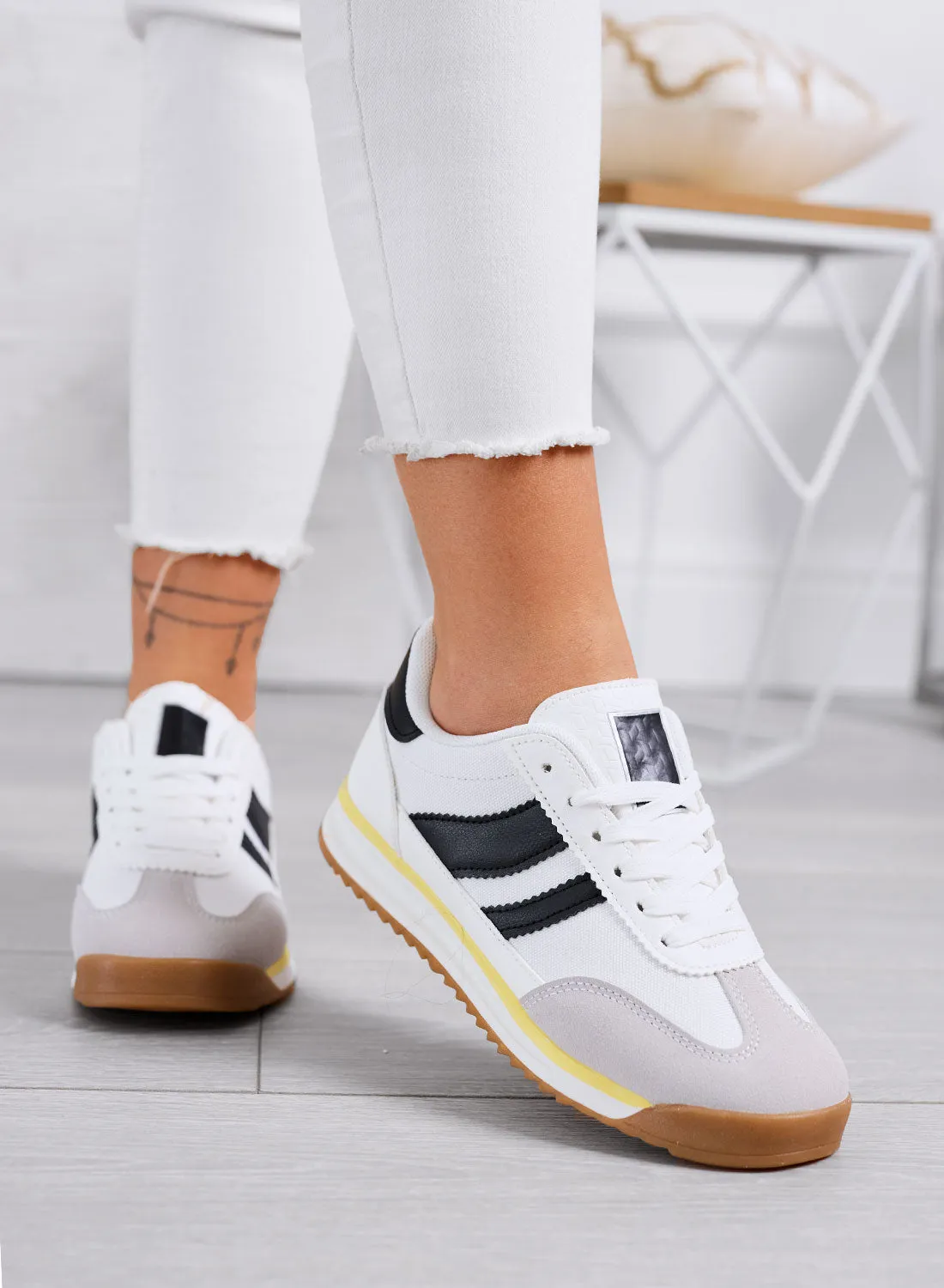 JUNO - Sneakers bianche in tessuto con dettagli neri e suola in gomma